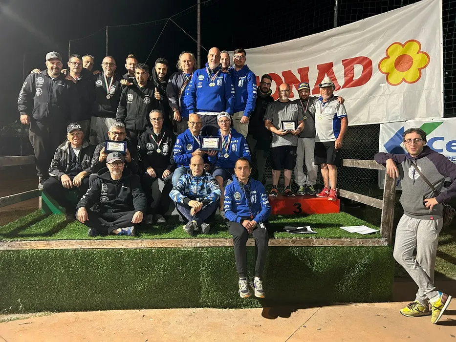 Foto di gruppo e podio del 10° Memorial Filippo Montefiore a Scerne di Pineto
