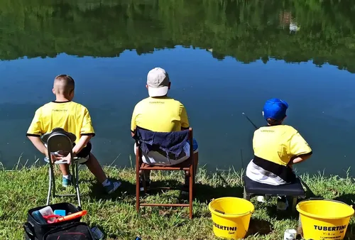 Giovani partecipanti alla manifestazione Piccoli Amici dell’Arabona durante una giornata di pesca sportiva a Scafa